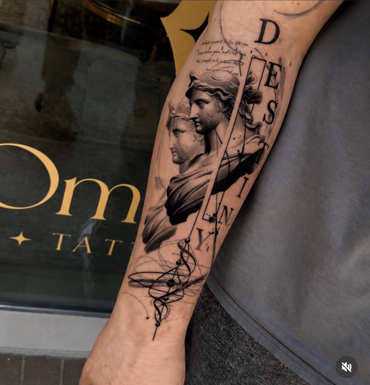 Realistic Unterarm-Tattoo mit antiken Statuen und Schriftzug Destinys bei Kiel