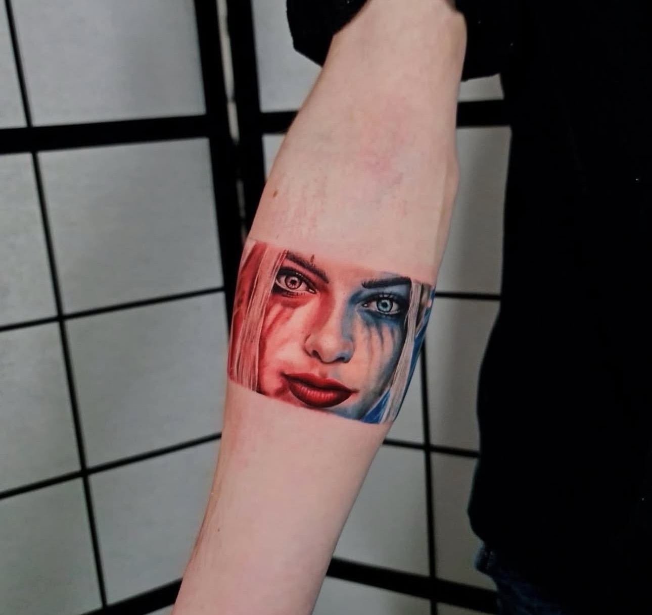 Farbrealistisches Portrait-Tattoo in Rot und Blau von Omilian Tattoo bei Kiel