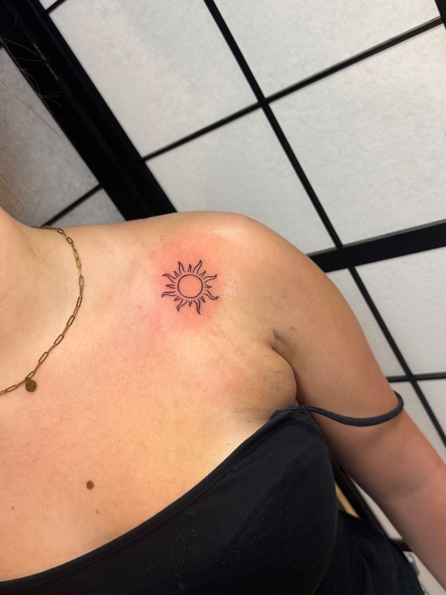 Kleines Fine-Line-Sonnen-Tattoo auf der Schulter, gestochen bei Omilian Tattoo nahe Kiel